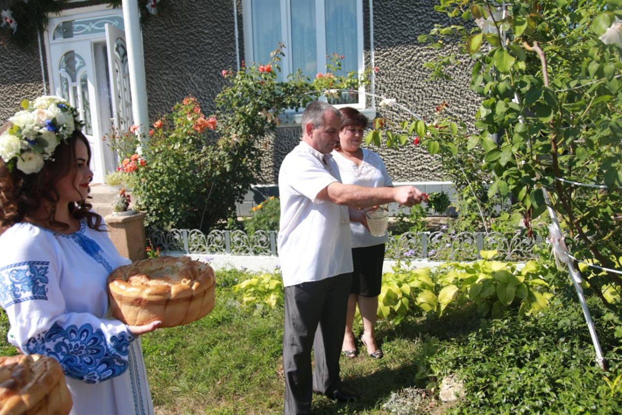 За барвінком переважно йдуть у ліс. Але в декого він росте на клумбі — дуже зручно. Батьки окроплюють свяченою водою ці рослини перед тим, як їх будуть рвати на вінок наречені.