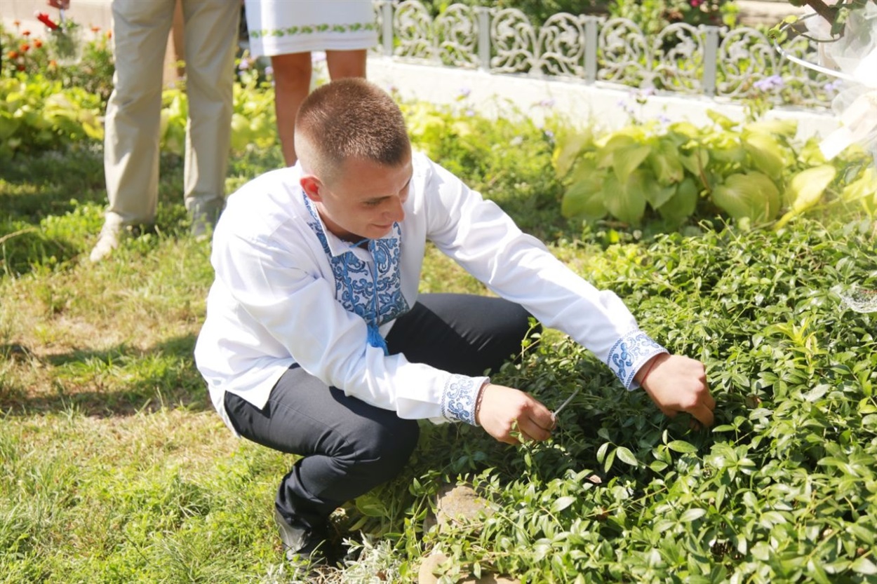 Тепер пагони барвінку рве молодий