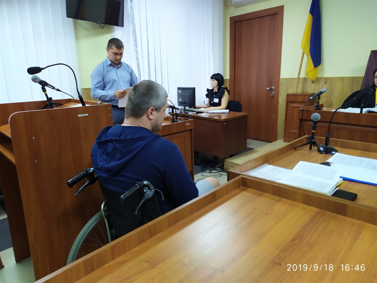 прокурор Артем Величко зачитує клопотання. прокурор Артем Величко зачитує клопотання.