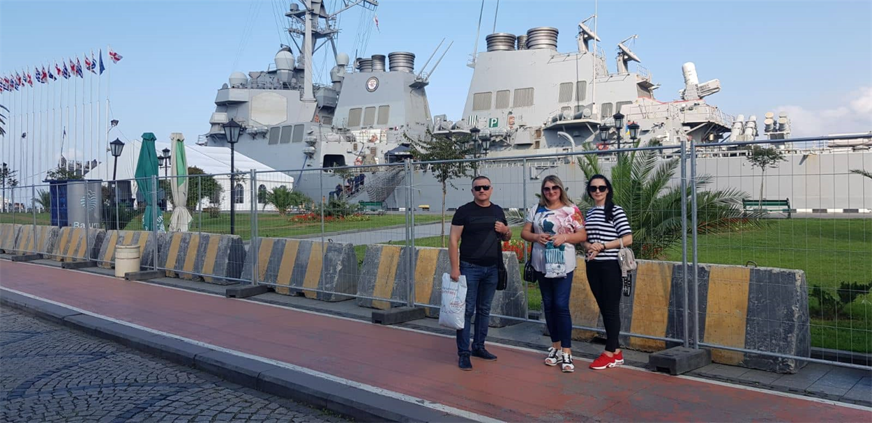 Геничане сфотографировались на фоне американского военного корабля