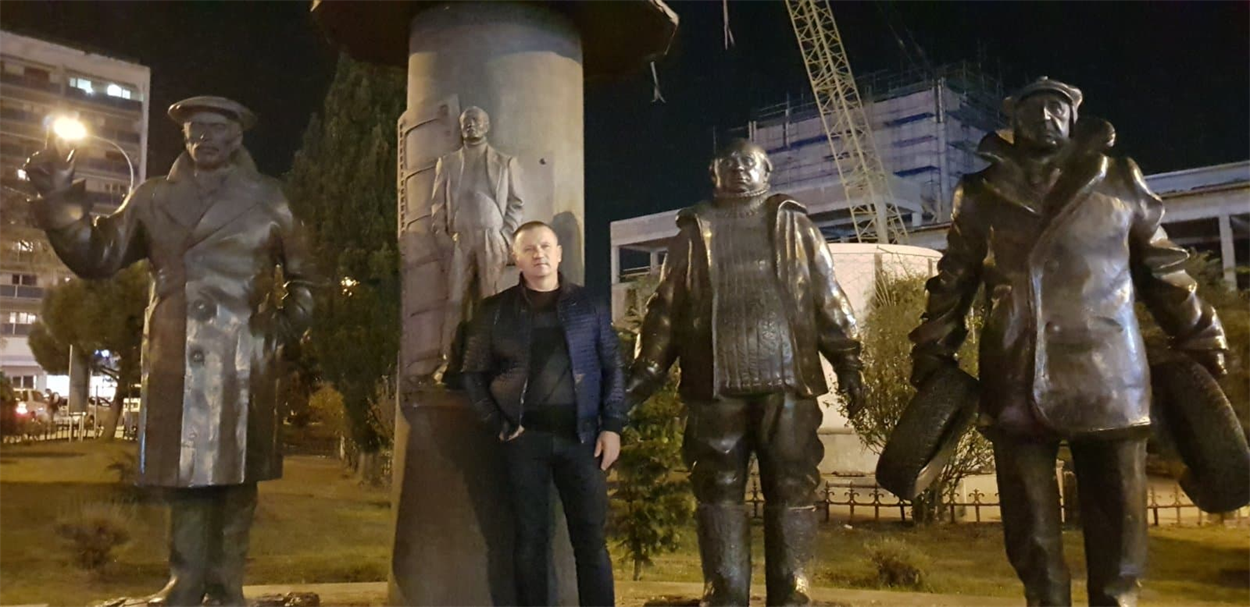 В Тбилиси Александр Тулупов сфотографировался с памятником героям "Мимино"