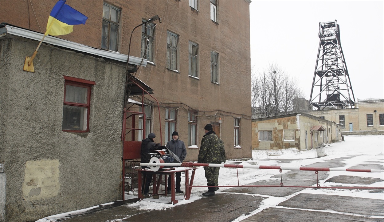 на прохідній говорять: "директора нема" на прохідній говорять: "директора нема"