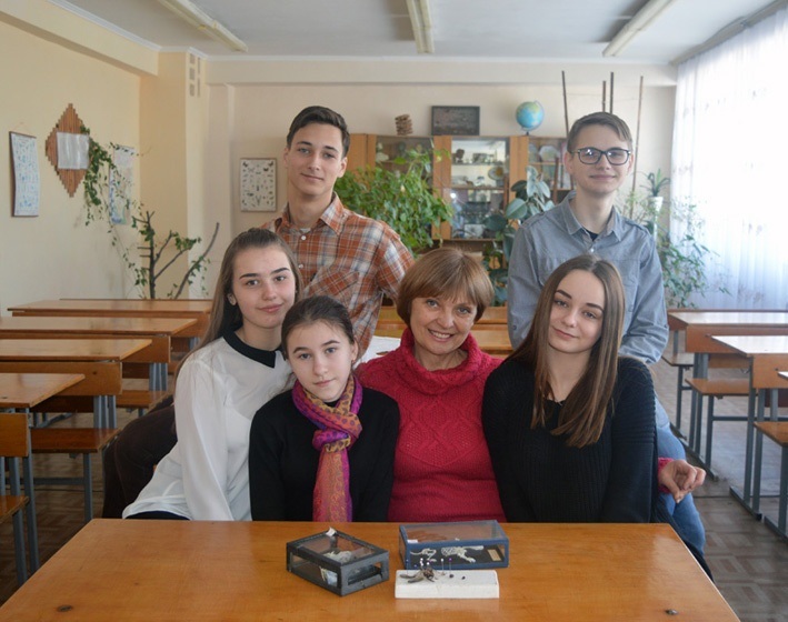 Вчителька Надія Коваленко з учнями-перможцями олімпіад різних років