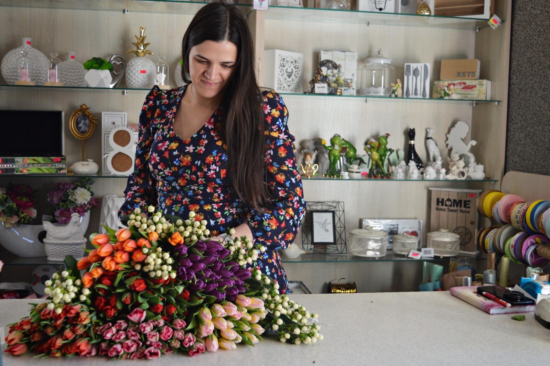 Floristka Yuliya Yevgejchuk Choloviki Daruyut Zhinkam Buketi A Mij Meni Kvitkovij Magazin Sarninews City