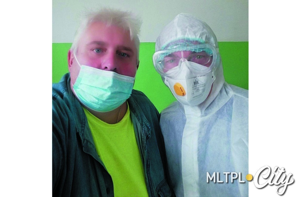 Пациент Владимир Байдаков с доктором инфекционного госпиталя Николаем Андросом