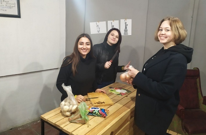 Крістіна Ташоян, Вікторія Климас і Ольга Рудь готують вечерю для волонтерів