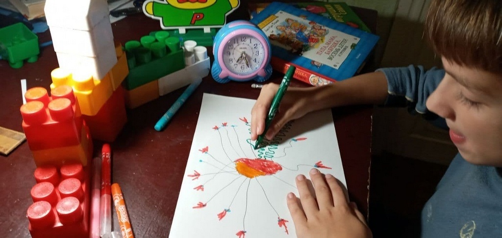 Несмотря на болезнь, дети рисовали, в том числе и коронавирус